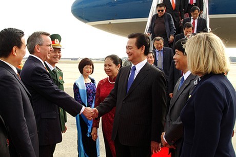 Đại diện Bộ Ngoại giao Hoa Kỳ đón Thủ tướng và Phu nhân, cùng Đoàn cấp cao Việt Nam tại sân bay Andrew, Washington DC. Ảnh: VGP/Nhật Bắc